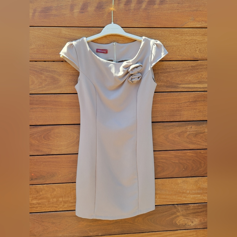 Made in Italy Flattering Shift Dress Size Small‎